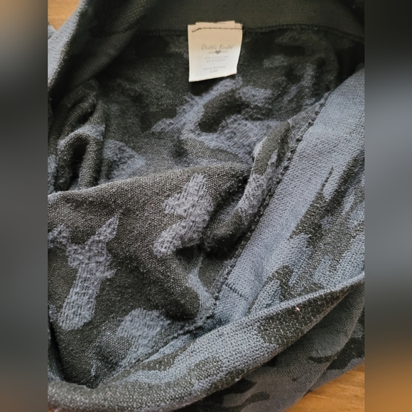 Britt's Knits Black Gray Camo Athletic Leggings Size Small - Picture 4 of 7